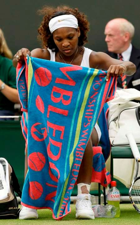 Serena Williamsová odpočívá při duelu s Italkou Vinciovou. | Foto: Reuters