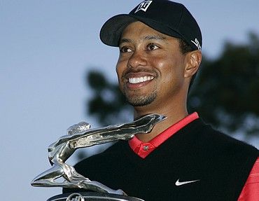 Tiger Woods s trofejí pro vítěze turnaje Buick Invitational v San Diegu. | Foto: Reuters