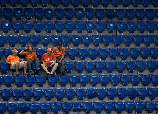 Jen těžce se zvedali fanoušci Nizozemska. Prohrálo se a musí se domů | Foto: Reuters