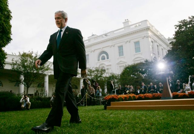 George Bush odchází poté, co v úterý oznámil částečné znárodnění velkých bank | Foto: Reuters