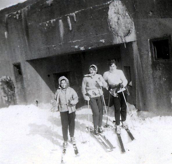 Snímek před jedním z mnoha bunkrů na hřebenech Orlických hor. První ročník pedagogické školy v Litomyšli, rok 1962. | Foto: Marie Manlová