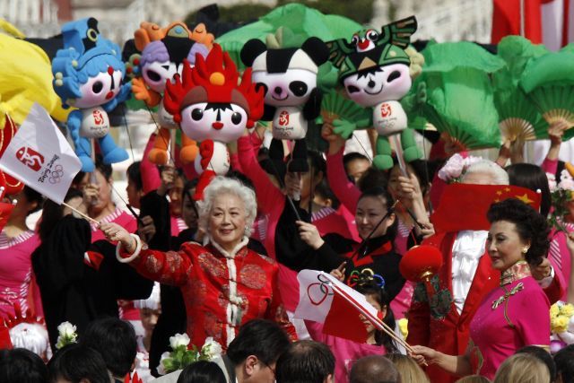 Ceremoniál k zapálení olympijské pochodně na náměstí Tchien An-men v Pekingu | Foto: Reuters