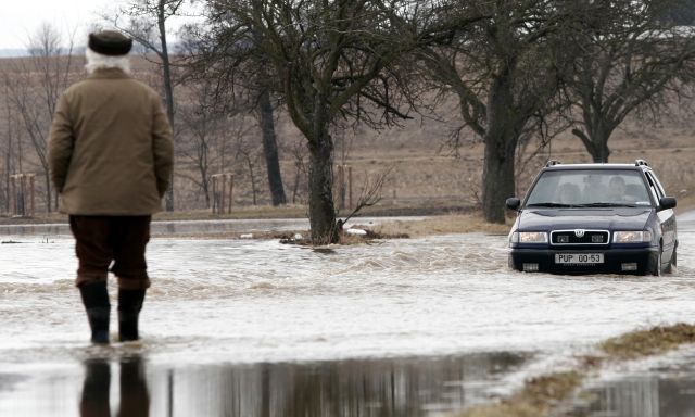 Říčka Novohradka na Chrudimsku se 27. března začala vylévat z koryta. U Dvakačovic zatopila už některé komunikace, ohrožuje zahrady a domy. | Foto: čtk