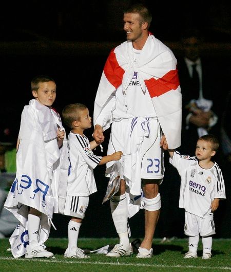 David Beckham slaví se svými ratolestmi ligový titul. | Foto: Reuters