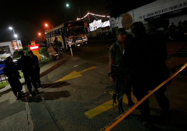 Další den v Guatemale, další vražda řidiče. 23. 10. v hlavním městě Ciudad de Guatemala. | Foto: Reuters