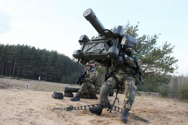 Český operátor protiletadlového raketového kompletu RBS-70 vyhledává cíl. | Foto: Externí