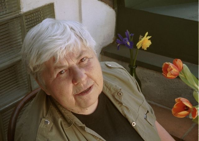 Dagmar Hochová , 10. 3. 1926 – 17. 4. 2012, fotografka 
 Dagmar Hochová byla uznávanou představitelkou české humanisticky orientované fotografie. Její černobílé snímky jsou oceňovány hlavně pro autentický výraz a schopnost zprostředkovat neopakovatelnou atmosféru. Z jejích portrétů je pak patrná vzácná dovednost postihnout kromě tváří také mezilidské vztahy. Hochová, nositelka medaile Za zásluhy za vynikající umělecké výsledky, zemřela ve věku 86 let. 
 Článek: 
 http://aktualne.centrum.cz/kultura/umeni/clanek.phtml?id=741496 | Foto: ČTK