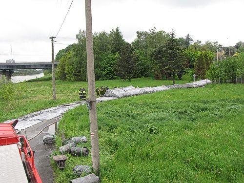 Stavění protipovodňové hráze na levém břehu řeky Odry. | Foto: HZS Moravskoslezského kraje