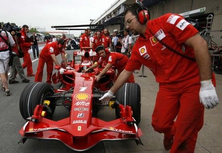 Raikkonen v péči mechaniků své stáje. | Foto: Reuters