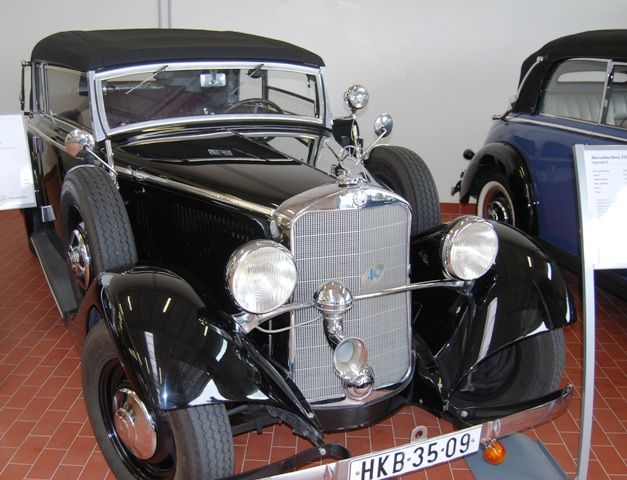 Krásný Mercedes-Benz 200 lang je z roku 1934. Účinkoval při show na Václavském náměstí, kde se v něm projel tehdejší mistr světa F1 Mikka Häkkinen a také olympijský vítěz z Nagana Dominik Hašek | Foto: Radek Pecák