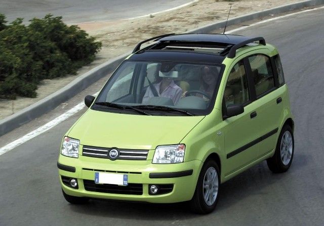 Fiat Panda se stále drží mezi nejprodávanějšími auty v ČR. Také samozřejmě díky ceně, která začíná na necelých 160 tisících Kč | Foto: Aktuálně.cz