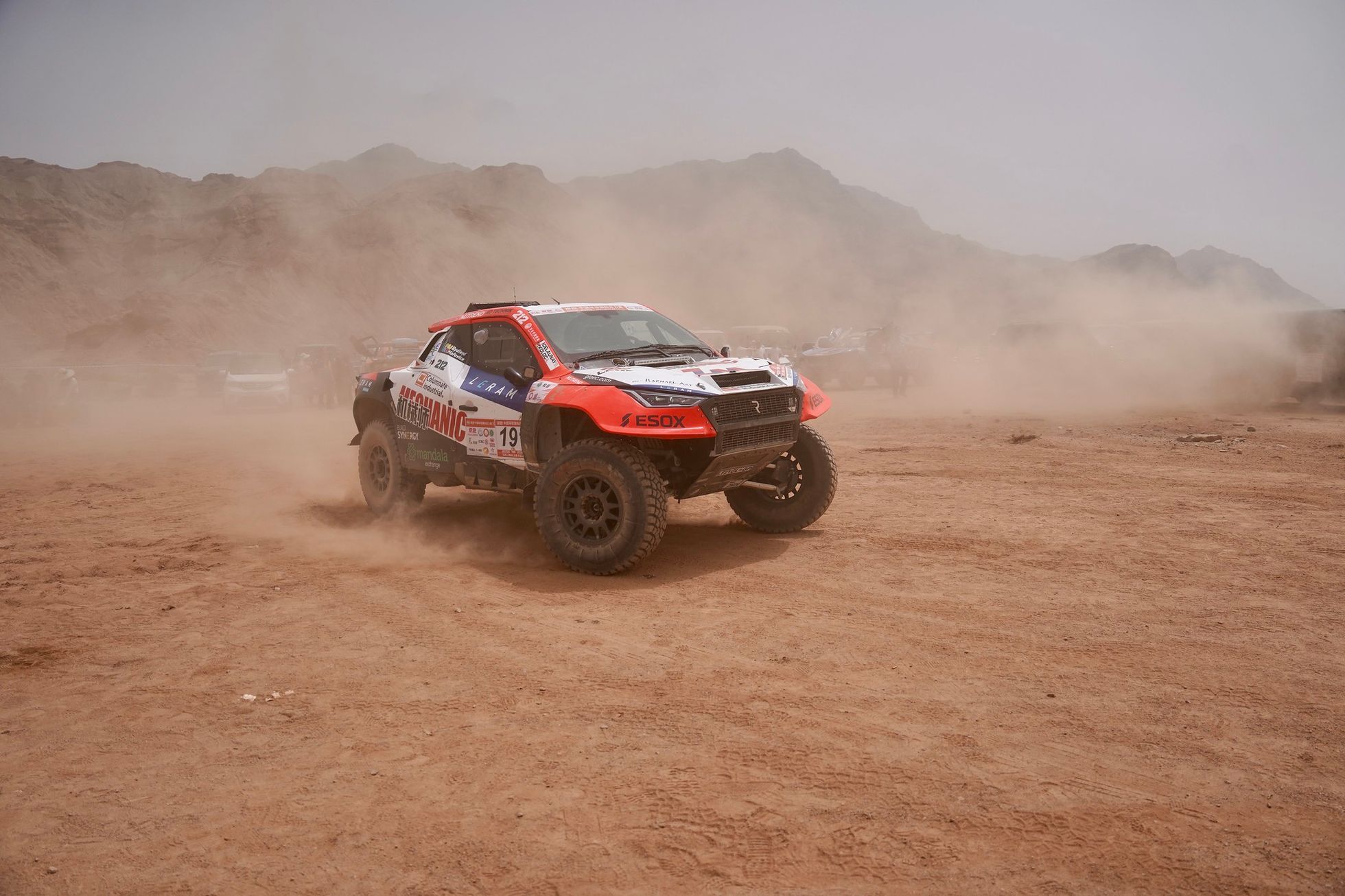 Vybrakovaný kontejner, rozpis v "hieroglyfech" i pouštní bouře. To je rallye v Číně