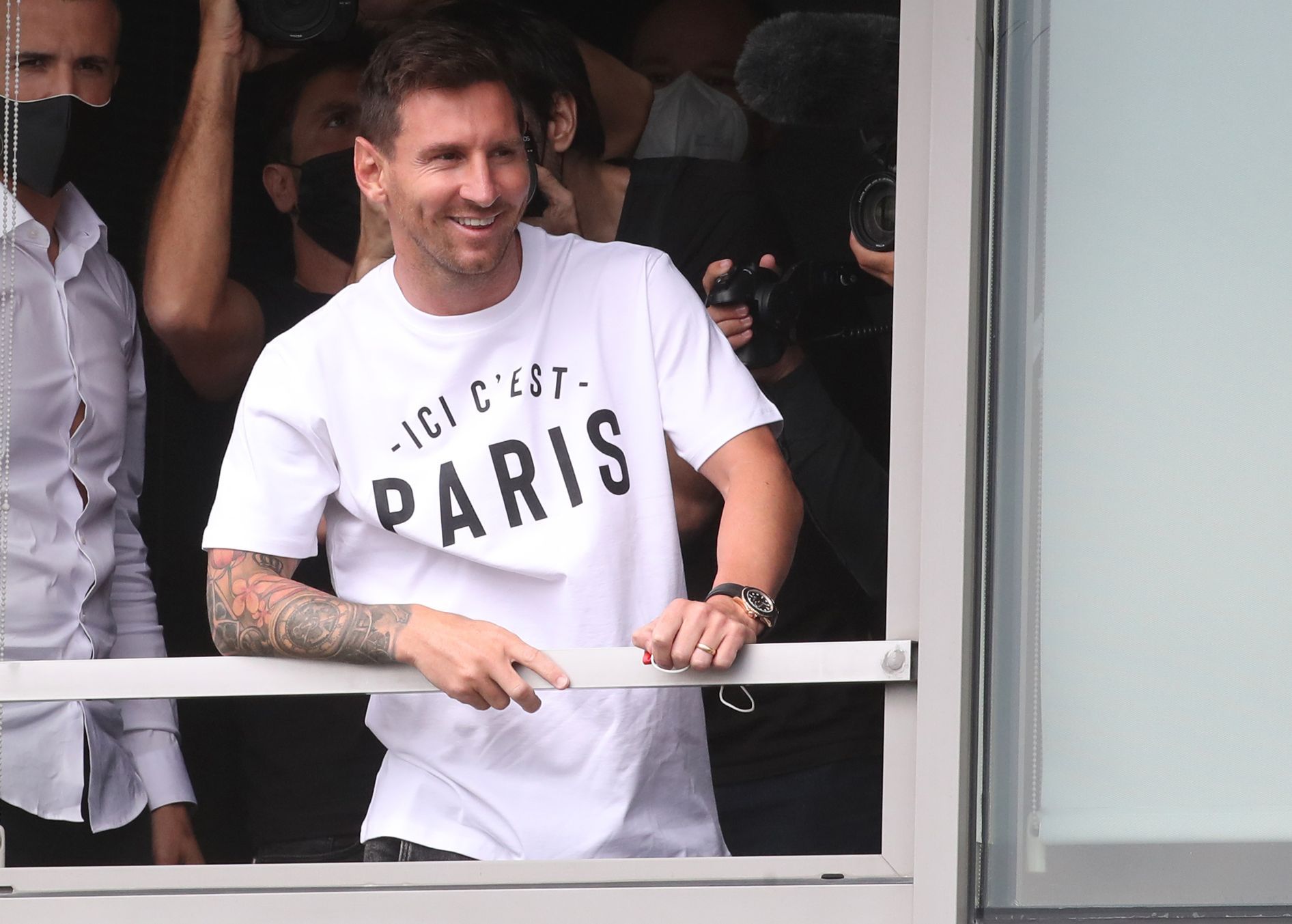 Messi porte un maillot du PSG.  Il a déjà signé un contrat à Paris, salué par des milliers de fans