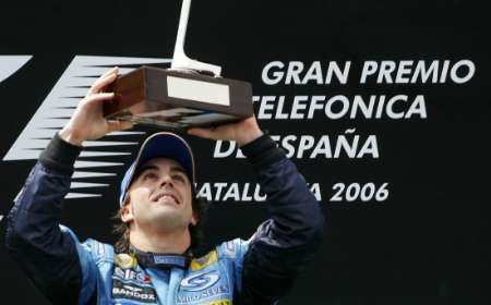 Fernando Alonso s trofejí pro vítěze Velké ceny Španělska. | Foto: Reuters