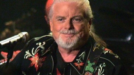 Scott McKenzie , 10. 1. 1939 – 18. 8. 2012, americký zpěvák a kytarista 
 Ve věku 73 let zemřel americký zpěvák Scott McKenzie, který se proslavil především hymnou "květinových dětí" San Francisco. Zpěvák v posledních letech trpěl nemocí, která poškozuje nervový systém. 
 Článek: 
 http://aktualne.centrum.cz/kultura/kratke-zpravy/clanek.phtml?id=754923 | Foto: Aktuálně.cz