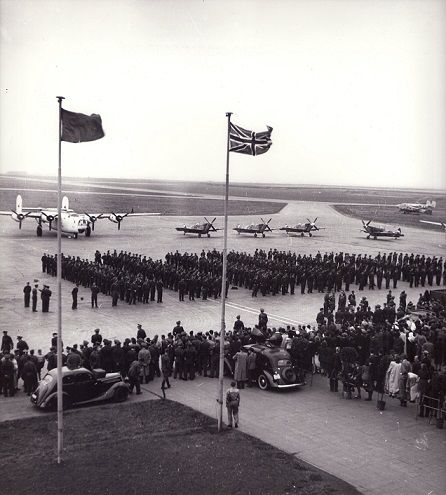 Srpen 1945 a fotografie z návratu československých hrdinů, letců ve službách britského letectva bojujících proti nacistům, zpět do vlasti na Ruzyňské letiště. | Foto: Ladislav Sitenský