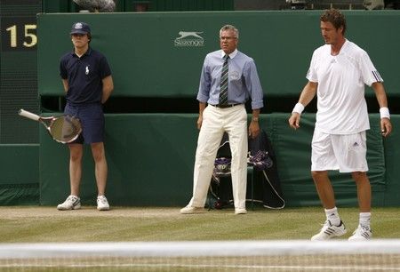 Raketa letí v dál. Marat Safin se zlobí. | Foto: Reuters