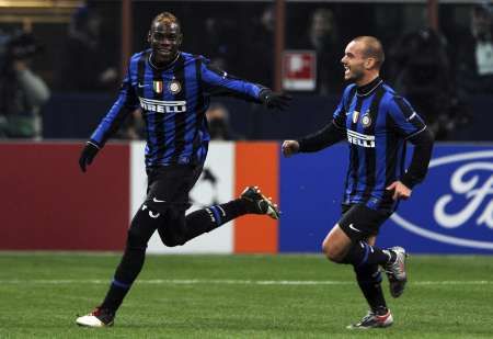 Mario Ballotelli se raduje z gólu Interu Milán. | Foto: Reuters