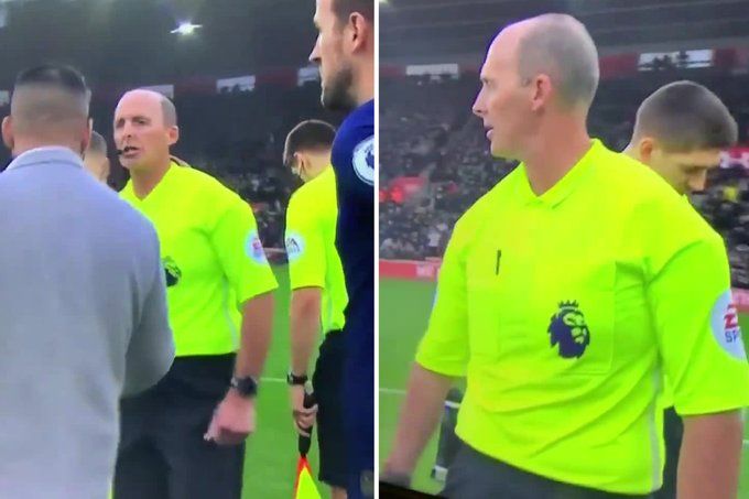 Rozhodčí Mike Dean si třese rukou s neznámým mužem před utkáním Southampton - Tottenham | Foto: Twitter