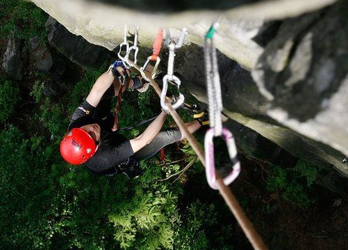 Na Dráteníku na Vysočině se Jan Říha učil traverzovat nebo čistit délku, tedy sbírat skoby ze skály. | Foto: www.singingrock.cz