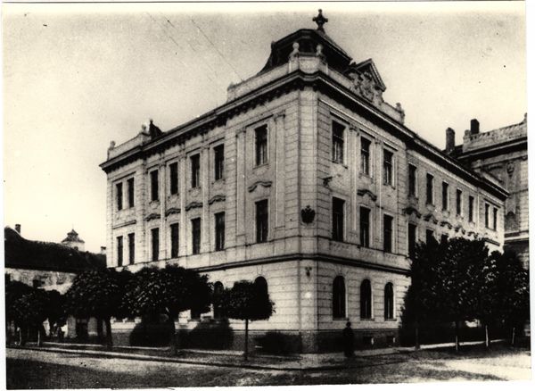 Tady pracovali: fotografie budovy prostějovského hejtmanství z počátku 20. století. | Foto: Státní okresní archiv Prostějov