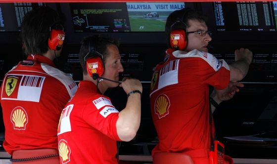 I Michael Schumacher dohlížel v boxech Ferrari na týmovou strategii. Přesto se nepovedla. | Foto: Václav Rojík