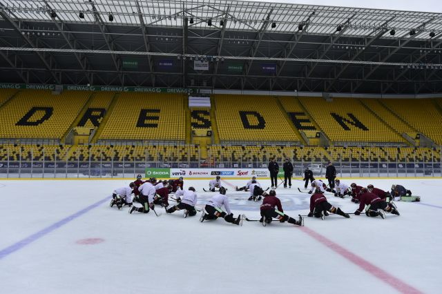 Hokejisté Litvínova trénovali 3. ledna 2020 na Rudolf Harbig Stadionu v Drážďanech před sobotním utkáním proti Spartě. Uprostřed je trenér Litvínova Vladimír Kýhos | Foto: ČTK