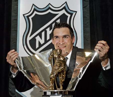 Útočník San Jose Sharks Jonathan Cheechoo se usmívá po zisku Maurice Richard Trophy (2006). | Foto: Reuters