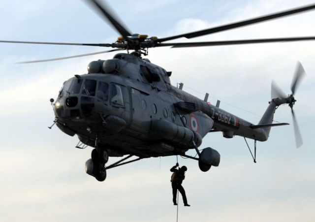 Speciální komando zasahuje v Bombaji proti teroristům v místě, kde drží několik rukojmích. | Foto: Reuters