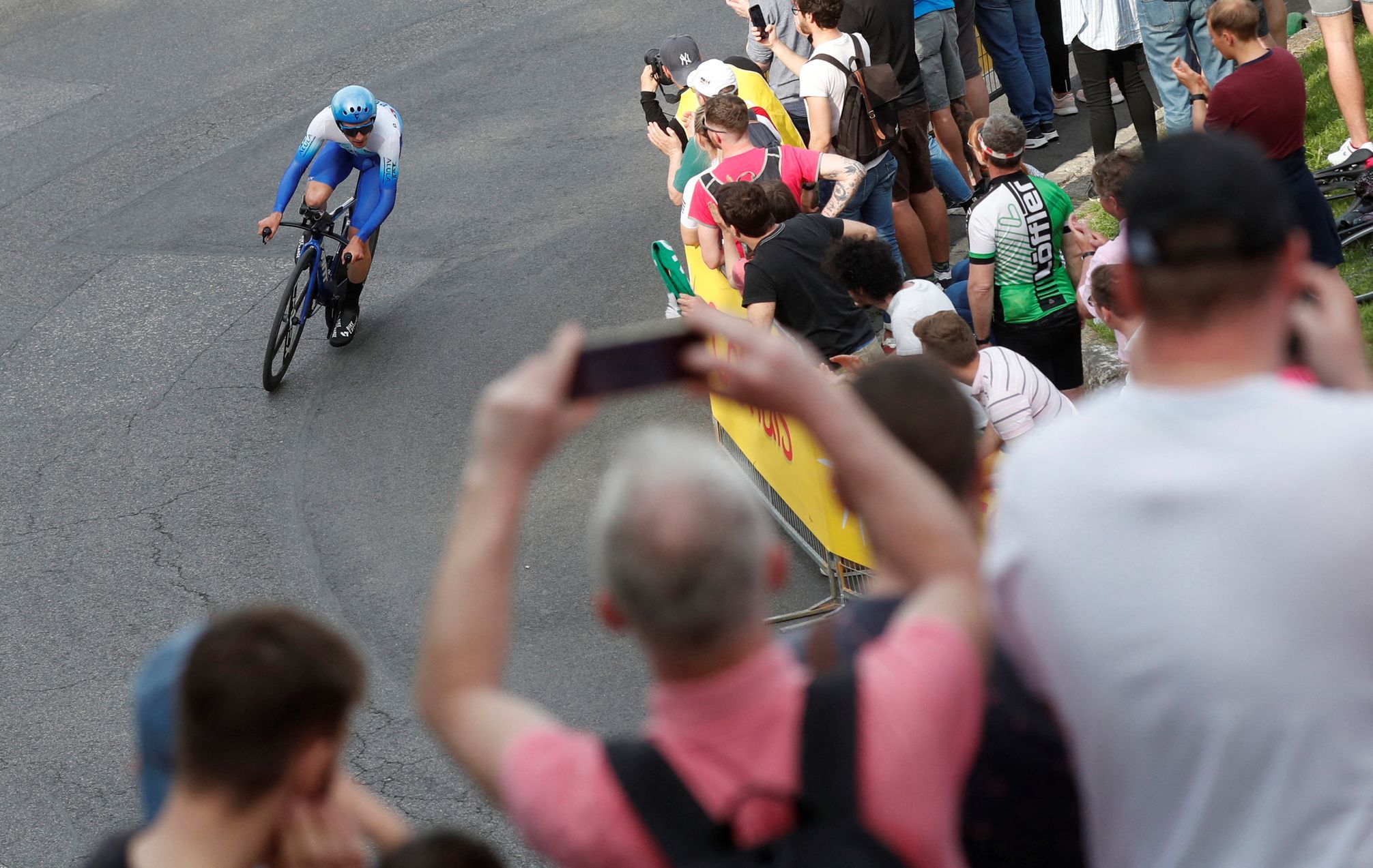 Lo accetto, ride Yates dopo l’inaspettata vittoria nella cronometro del Giro