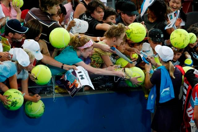 Fanoušci netrpělivě čekající na její podpis. | Foto: Reuters