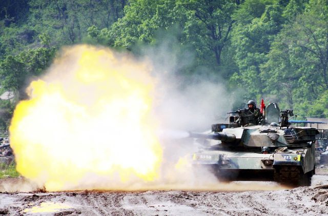 Jihokorejský tank při vojenském cvičení. | Foto: Reuters