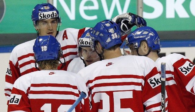 Čeští hokejisté se radují z gólu Jaroslava Hlinky (uprostřed) do italské sítě. | Foto: Reuters