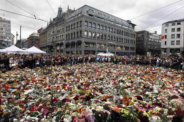 Prostranství před katedrálou v Oslu do posledního místa zaplněné květinami. | Foto: Reuters