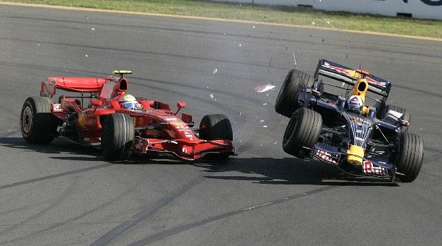 Austrálie - Na úvod sezony Felipe Massa s Ferrari (vlevo) naráží do Red Bullu Davida Coultharda. Massa nedojel. | Foto: Reuters