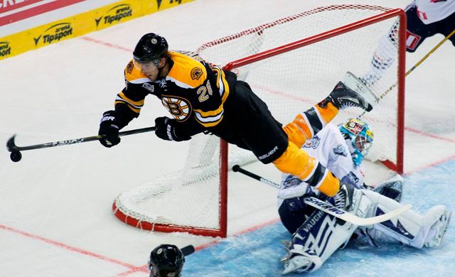 (Blake Wheeler přeskakuje přes Marka Pince) Jen kapitán Petr Nedvěd prožil v NHL bohatou kariéru, kterou se zatím může pochlubit pouze několik hráčů Bruins. "Tak samozřejmě na NHL mám hodně dobrých vzpomínek a sem tam si na ni rád vzpomenu. Hlavně v poslední době, kdy se zápas blížil," řekl novinářům Nedvěd, který ve slavné zámořské soutěži odehrál za Vancouver, St. Louis, New York Rangers, Pittsburgh, Edmonton, Phoenix a Philadelphii 982 utkání a zaznamenal 717 bodů za 310 tref a 407 asistencí. | Foto: Reuters