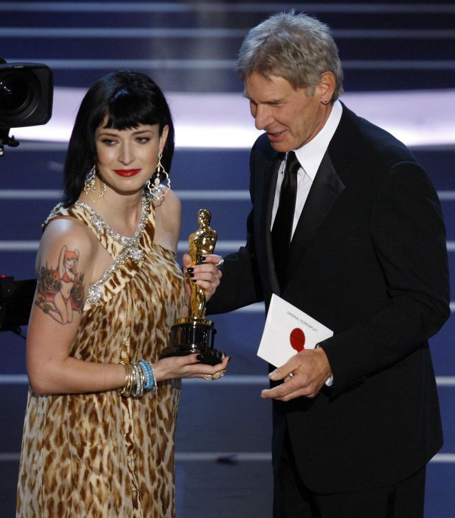 Herec Harrison Ford uděluje sošku za nejlepší původní scénář Diablo Cody za snímek Juno . | Foto: Reuters