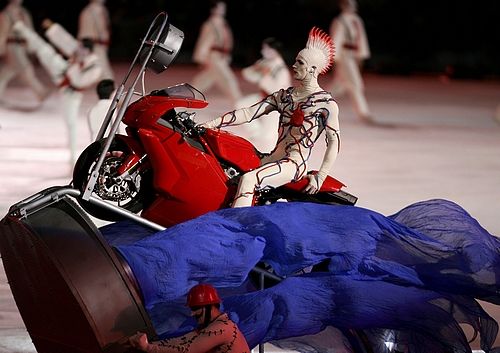 Umělec na motocyklu Ducati. | Foto: Reuters