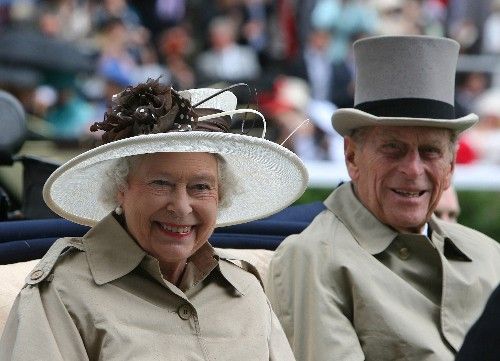 Anglická královna Alžběta, která je milovnicí dostihů, s vévodou z Edinburghu přijíždí na třetí den dostihového mítinku Royal Ascot - červen 2007. | Foto: Reuters