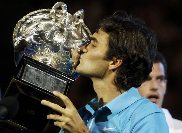 Roger Federer s trofejí pro vítěze. | Foto: Reuters