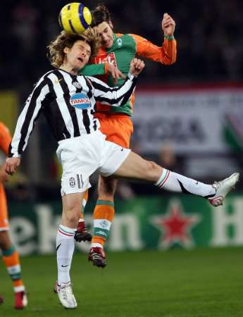 Pavel Nedvěz z Juventusu Turín bojuje o míč s Torstenem Fringsem z Werderu Brémy. | Foto: Reuters