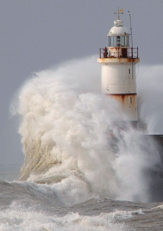 Rozbouřené vody šlehají mořský maják. Velká Británie | Foto: Reuters