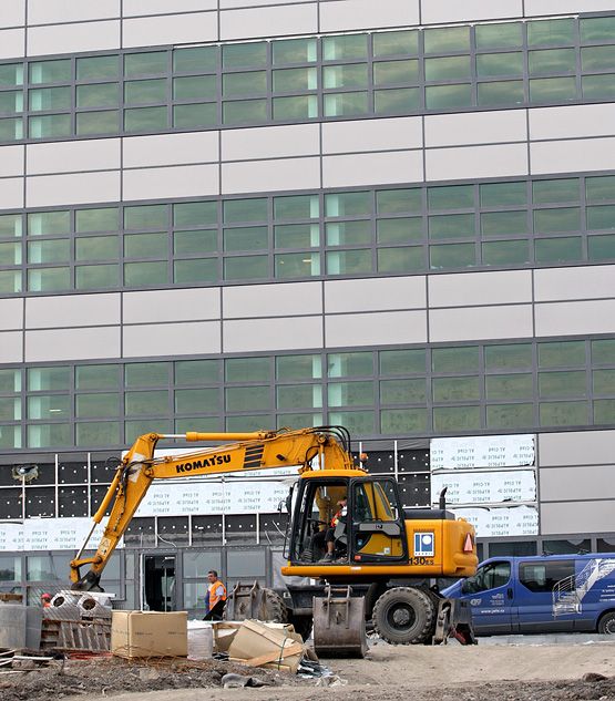 Před vchodem do nové budovy zatím stále pojíždí jen těžká stavební technika. | Foto: Tomáš Adamec, Aktuálně.cz