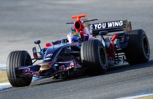 Sebastien Bourdais za volantem monopostu stáje Toro Rosso. | Foto: Red Bull