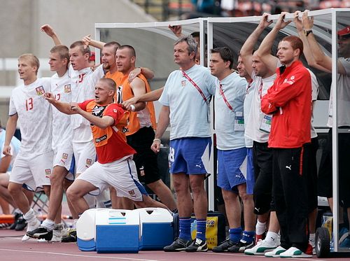 Radost české lavičky po vítězném semifinále MS do 20 let s Rakouskem. | Foto: Reuters