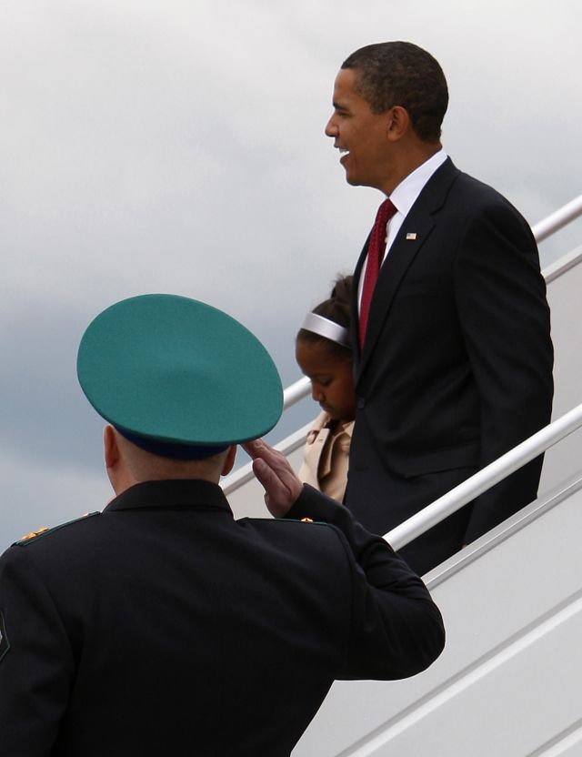 Barack Obama s dcerou vystupují z letadla na letišti Vnukovo. | Foto: Reuters