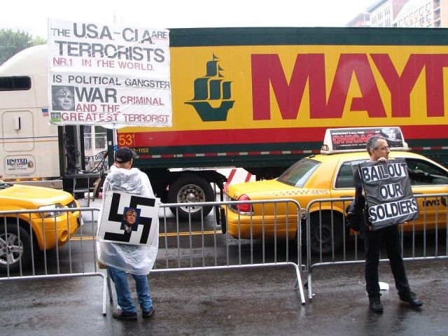 "Vykupte naše vojáky," hlásá plakát jednoho z demonstrantů na newyorském Union Square | Foto: Adam Hradílek