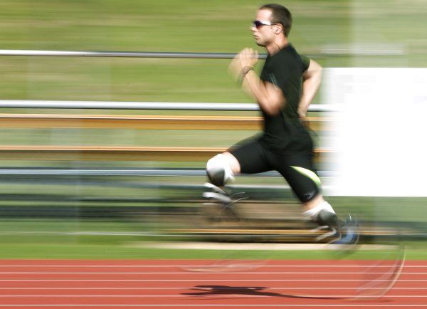 Zkouška rychlosti před závody v Lucernu. Ještě jedno skokové zlepšení jako v Římě a běžec vejde do olympijských dějin. | Foto: Reuters