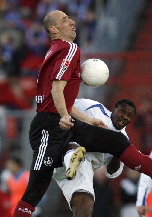 Nová posila bundesligového Norimberka Jan Koller (vlevo) proti Karlsruhe bojoval, ale porážce 0:2 nezabránil. | Foto: Reuters