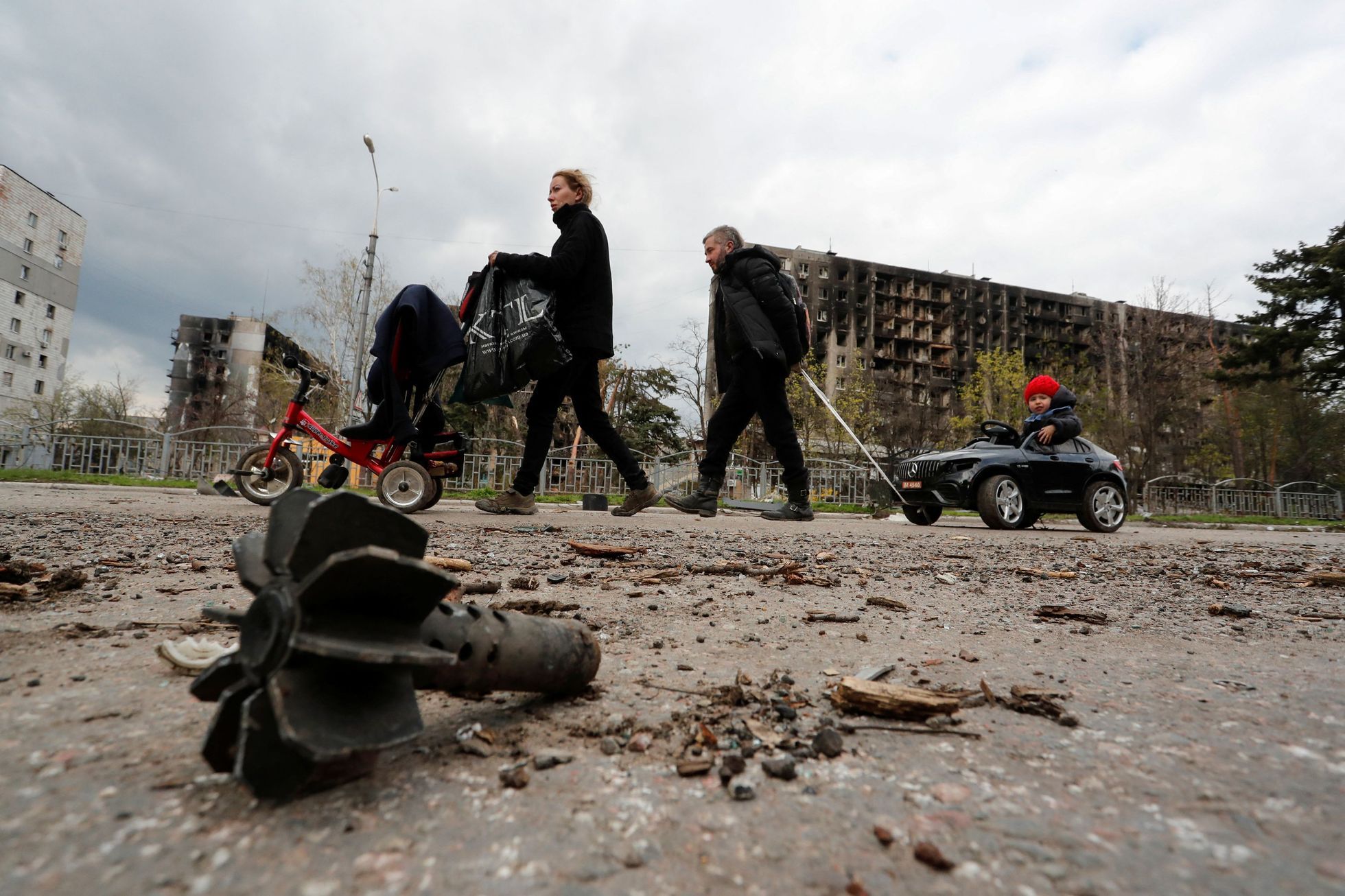 Statt Müll rollt die Munition auf den Boden.  Fotografen haben die mit Kugeln übersäte Ukraine eingefangen